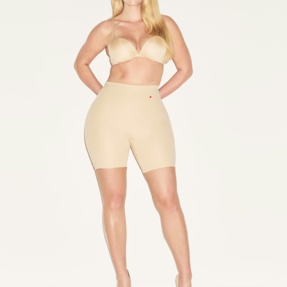 NWT SKIMS Body Hip Enhancing Padded Short